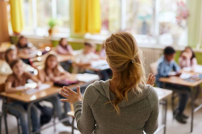 Tamştatlı müəllim sistemi: Kimlərin maaşı artacaq, kimlər işsiz qala bilər?