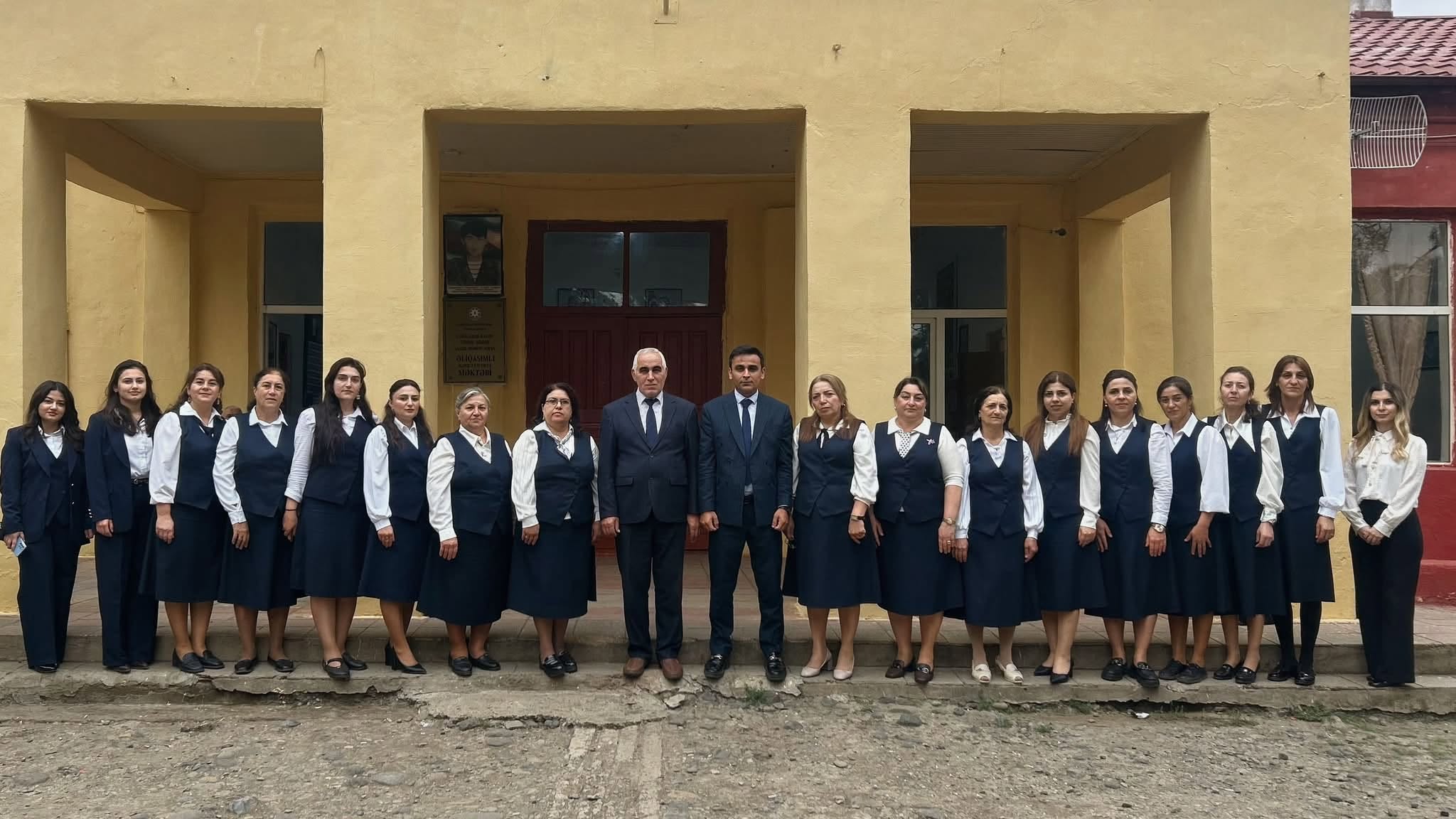 &ldquo;Vahid geyim kollektiv birliyin rəmzidir&rdquo; -&nbsp;Məktəbdən təşəbbüsə dəstək