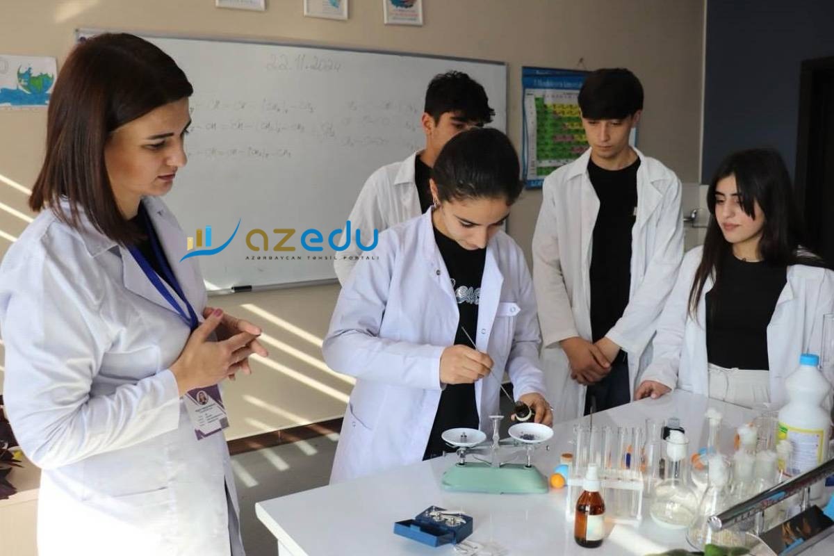 Laborant-mikrobioloq peşəsi üzrə müəllim: "Kimyəvi prosesləri xüsusi metodlarla sevdiririk"