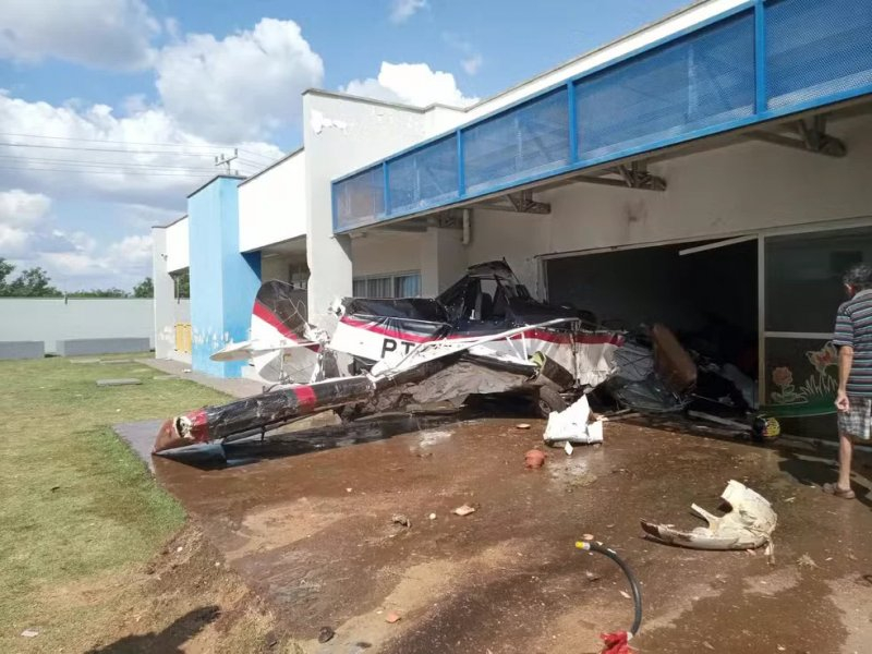 Braziliyada təyyarə uşaq bağçasının həyətinə düşüb